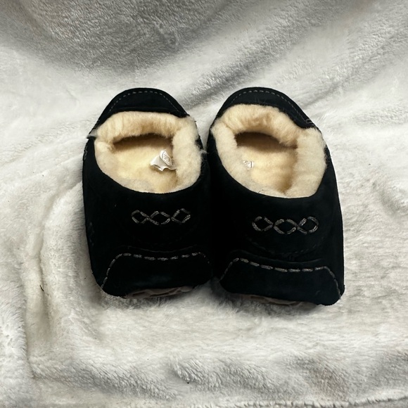 Last One!!!UGG Ansley Black Suede Moccasin Slippers - Picture 8 of 10
